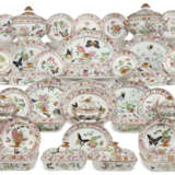 A LARGE CHINESE EXPORT PORCELAIN `CANTON FAMILLE ROSE` PART DINNER SERVICE - Foto 2