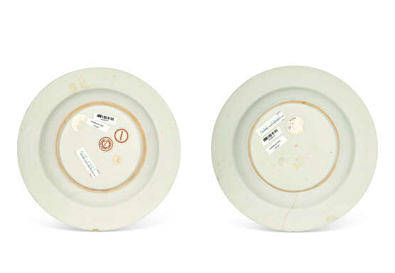 A PAIR OF CHINESE EXPORT PORCELAIN `TRUMPETER` PLATES - photo 2