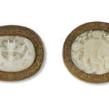 TWO FINELY CARVED CHINESE WHITE JADE PLAQUES IN GILT-METAL MOUNTS - Foto 1
