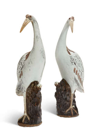 A LARGE PAIR OF CHINESE EXPORT PORCELAIN MODELS OF CRANES - фото 1