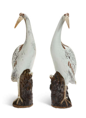A LARGE PAIR OF CHINESE EXPORT PORCELAIN MODELS OF CRANES - фото 2