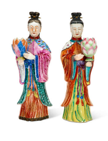 TWO CHINESE EXPORT PORCELAIN COURT LADY CANDLEHOLDERS - Foto 2