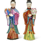 TWO CHINESE EXPORT PORCELAIN COURT LADY CANDLEHOLDERS - photo 2