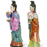 TWO CHINESE EXPORT PORCELAIN COURT LADY CANDLEHOLDERS - photo 3