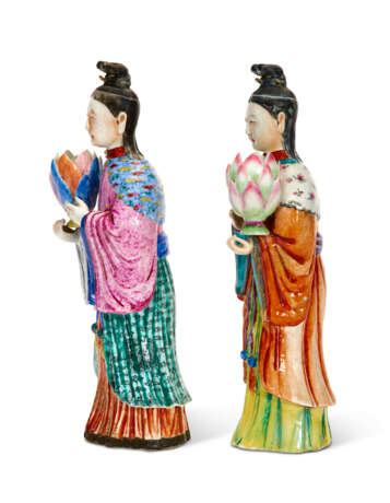 TWO CHINESE EXPORT PORCELAIN COURT LADY CANDLEHOLDERS - photo 3