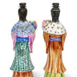 TWO CHINESE EXPORT PORCELAIN COURT LADY CANDLEHOLDERS - Foto 4