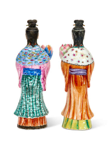 TWO CHINESE EXPORT PORCELAIN COURT LADY CANDLEHOLDERS - Foto 4