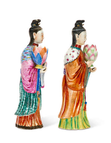TWO CHINESE EXPORT PORCELAIN COURT LADY CANDLEHOLDERS - фото 5