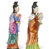 TWO CHINESE EXPORT PORCELAIN COURT LADY CANDLEHOLDERS - Foto 5