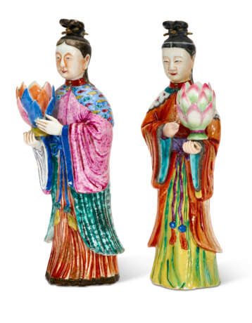 TWO CHINESE EXPORT PORCELAIN COURT LADY CANDLEHOLDERS - Foto 6
