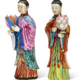 TWO CHINESE EXPORT PORCELAIN COURT LADY CANDLEHOLDERS - Foto 6