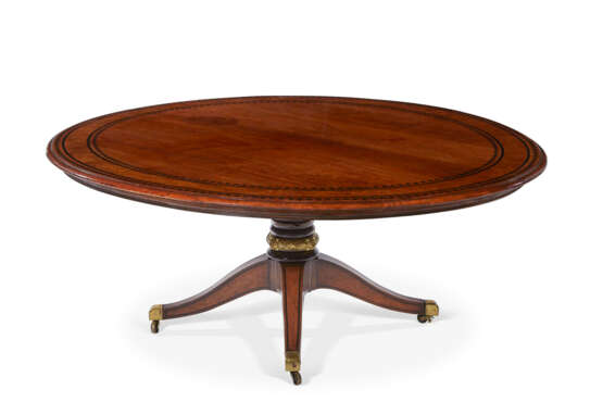 AN ENGLISH EBONY-INLAID BROWN OAK AND WALNUT DINING TABLE - photo 3