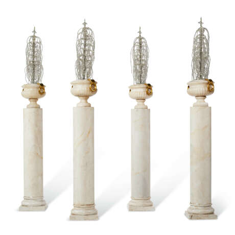 AN ASSEMBLED SET OF FOUR NORTH EUROPEAN ORMOLU-MOUNTED ALABASTER URNS WITH MOLDED AND BEADED GLASS `FOUNTAINS` AND PEDESTALS - Foto 1