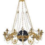 A DIRECTOIRE STYLE CUT-GLASS-MOUNTED ORMOLU AND BLUE-DECORATED TWELVE-LIGHT CHANDELIER - Foto 3