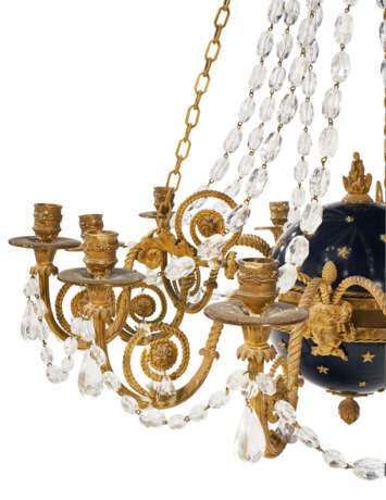 A DIRECTOIRE STYLE CUT-GLASS-MOUNTED ORMOLU AND BLUE-DECORATED TWELVE-LIGHT CHANDELIER - Foto 8