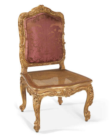 A SUITE OF TWENTY LOUIS XV STYLE GILTWOOD CHAISES - фото 7