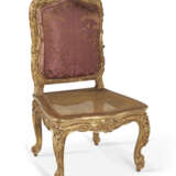 A SUITE OF TWENTY LOUIS XV STYLE GILTWOOD CHAISES - Foto 8