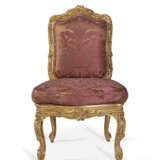 A SUITE OF TWENTY LOUIS XV STYLE GILTWOOD CHAISES - Foto 9