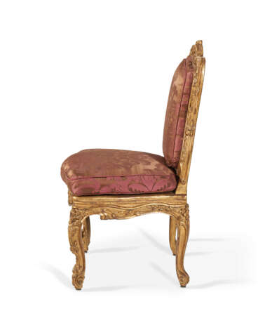 A SUITE OF TWENTY LOUIS XV STYLE GILTWOOD CHAISES - Foto 11