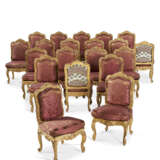 A SUITE OF TWENTY LOUIS XV STYLE GILTWOOD CHAISES - Foto 17