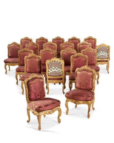 A SUITE OF TWENTY LOUIS XV STYLE GILTWOOD CHAISES - Foto 18