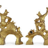 A PAIR OF FRENCH ORMOLU CHENETS - Foto 3