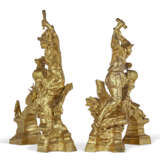 A PAIR OF FRENCH ORMOLU CHENETS - Foto 5