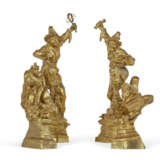 A PAIR OF FRENCH ORMOLU CHENETS - Foto 7