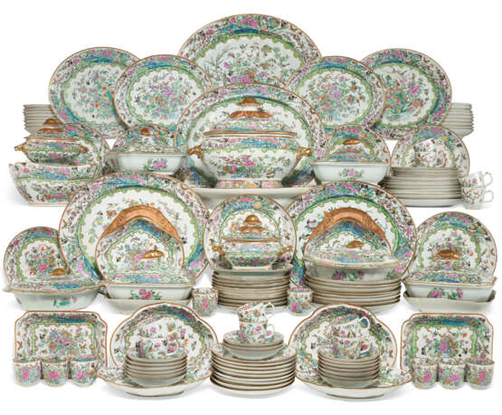 A CHINESE EXPORT PORCELAIN `CANTON FAMILLE ROSE` PART DINNER SERVICE - Foto 1