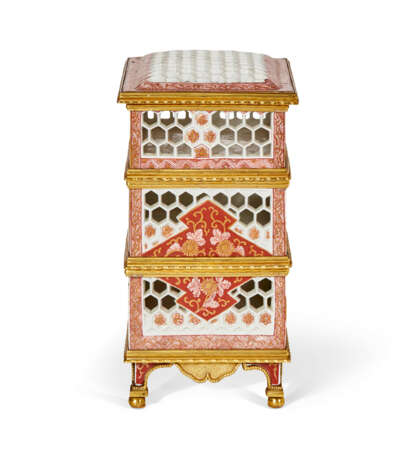 A FRENCH ORMOLU-MOUNTED ARITA PORCELAIN RETICULATED BOX AND COVER - фото 3