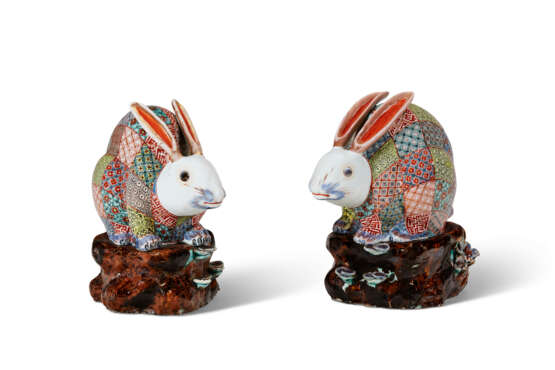A PAIR OF JAPANESE PORCELAIN MODELS OF RABBITS - photo 1
