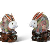 A PAIR OF JAPANESE PORCELAIN MODELS OF RABBITS - Foto 1