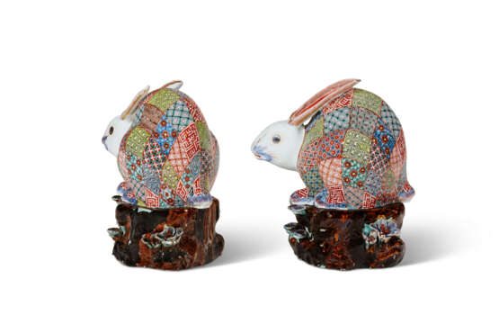A PAIR OF JAPANESE PORCELAIN MODELS OF RABBITS - Foto 2