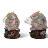 A PAIR OF JAPANESE PORCELAIN MODELS OF RABBITS - фото 2
