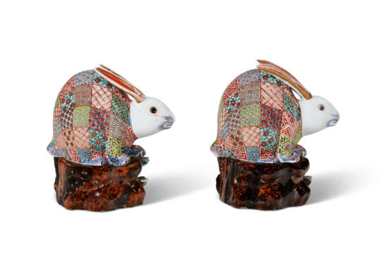 A PAIR OF JAPANESE PORCELAIN MODELS OF RABBITS - photo 3