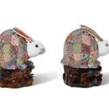A PAIR OF JAPANESE PORCELAIN MODELS OF RABBITS - Foto 3