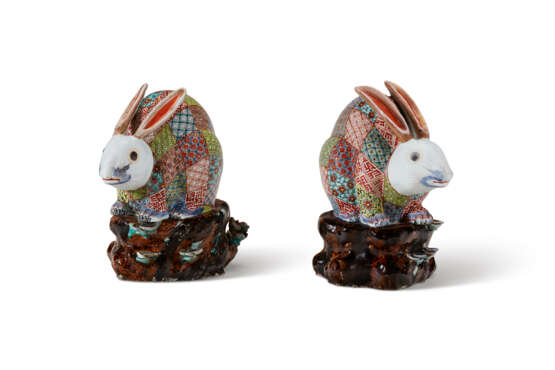A PAIR OF JAPANESE PORCELAIN MODELS OF RABBITS - photo 4