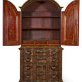 A NORTH EUROPEAN PARCEL-GILT AND FAUX-TORTOISESHELL DECORATED BUREAU CABINET - photo 4