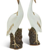 A LARGE PAIR OF CHINESE EXPORT PORCELAIN MODELS OF CRANES - фото 1