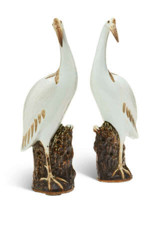 A LARGE PAIR OF CHINESE EXPORT PORCELAIN MODELS OF CRANES - фото 1