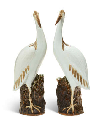 A LARGE PAIR OF CHINESE EXPORT PORCELAIN MODELS OF CRANES - фото 3