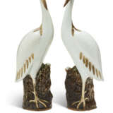 A LARGE PAIR OF CHINESE EXPORT PORCELAIN MODELS OF CRANES - Foto 3