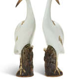 A LARGE PAIR OF CHINESE EXPORT PORCELAIN MODELS OF CRANES - фото 5