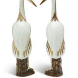 A LARGE PAIR OF CHINESE EXPORT PORCELAIN MODELS OF CRANES - фото 7
