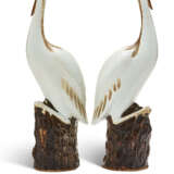 A LARGE PAIR OF CHINESE EXPORT PORCELAIN MODELS OF CRANES - фото 9
