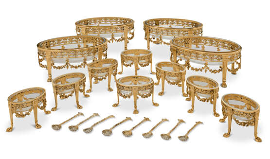 A SUITE OF FOUR VICTORIAN SILVER-GILT SWEETMEAT DISHES AND EIGHT SILVER-GILT SALT CELLARS - Foto 1