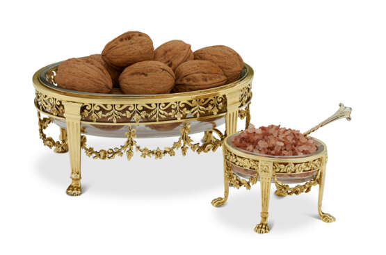 A SUITE OF FOUR VICTORIAN SILVER-GILT SWEETMEAT DISHES AND EIGHT SILVER-GILT SALT CELLARS - photo 2