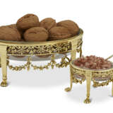 A SUITE OF FOUR VICTORIAN SILVER-GILT SWEETMEAT DISHES AND EIGHT SILVER-GILT SALT CELLARS - Foto 2