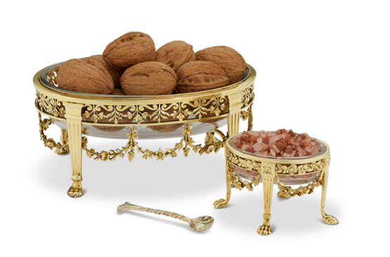 A SUITE OF FOUR VICTORIAN SILVER-GILT SWEETMEAT DISHES AND EIGHT SILVER-GILT SALT CELLARS - Foto 3