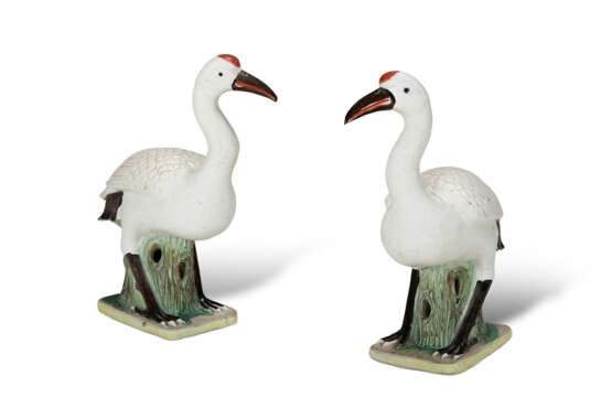 A PAIR OF CHINESE EXPORT PORCELAIN MODELS OF CRANES - фото 1